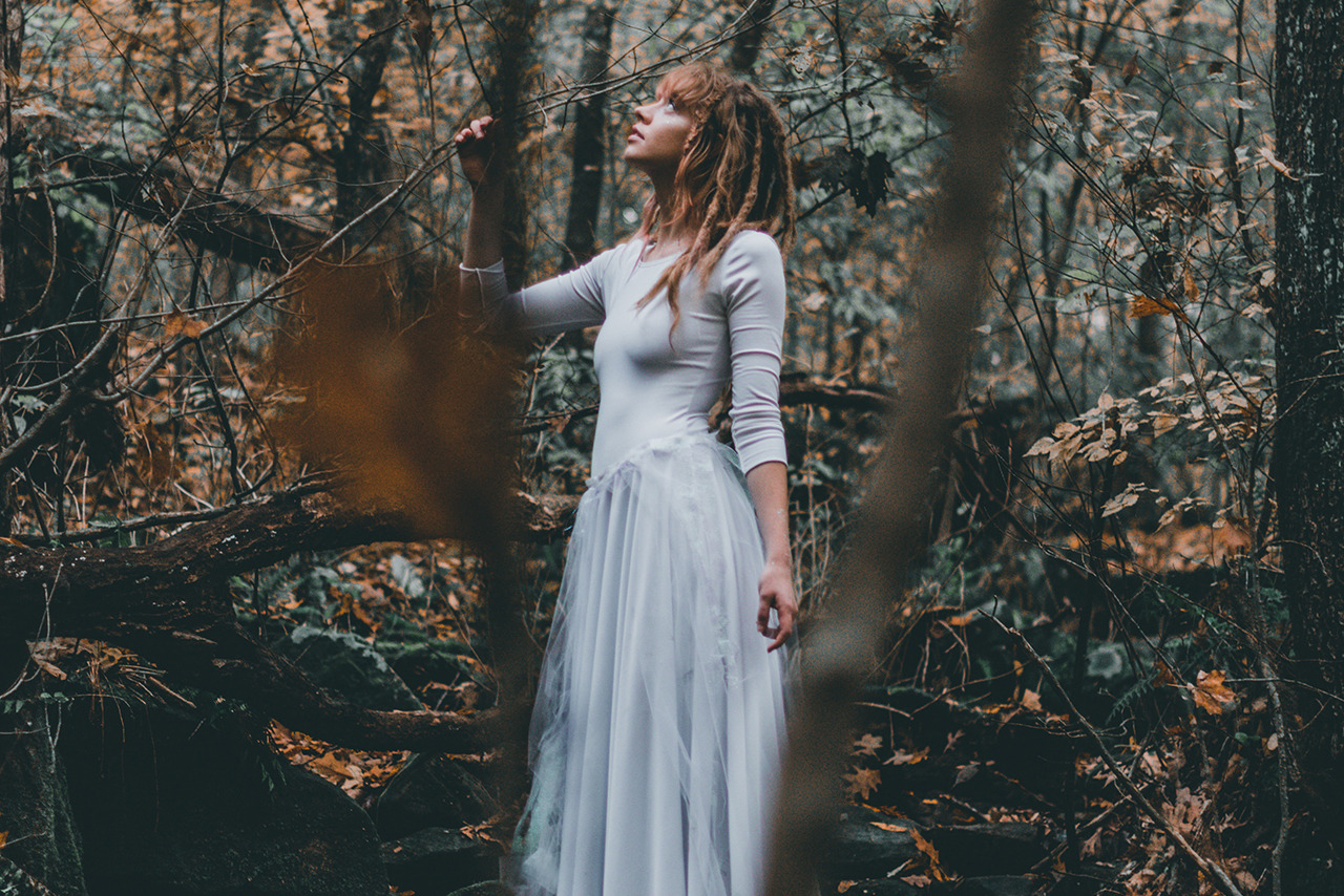 ライトグレーのドレス