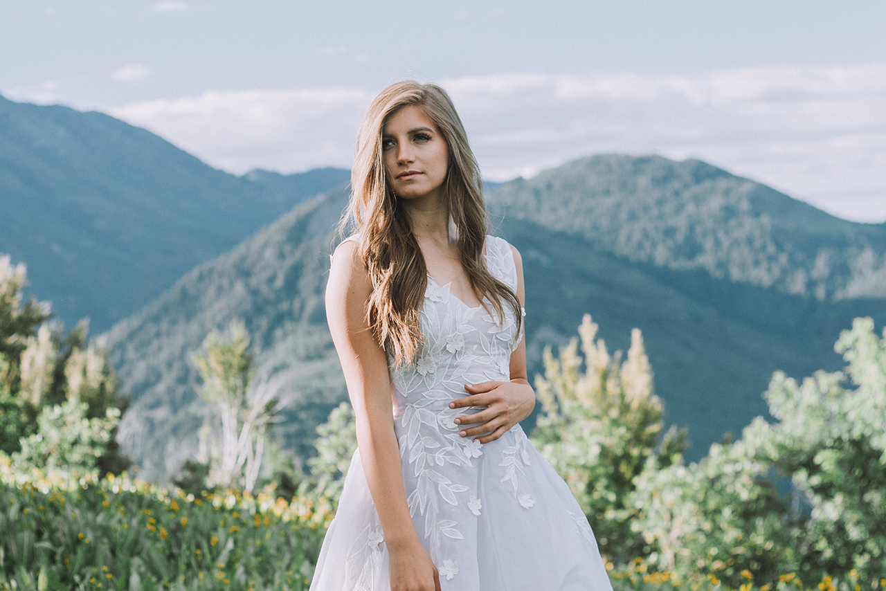 山を背景にウェディングドレスを着た女性